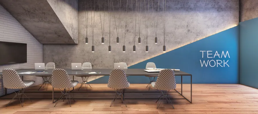 Coworking com mesa compartilhada e cadeiras
