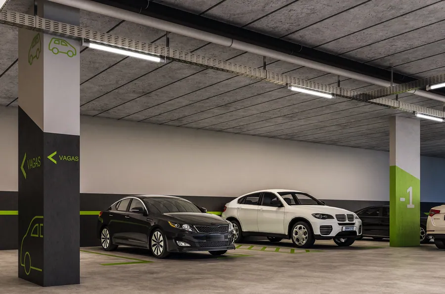 Garagem coberta com vagas demarcadas
