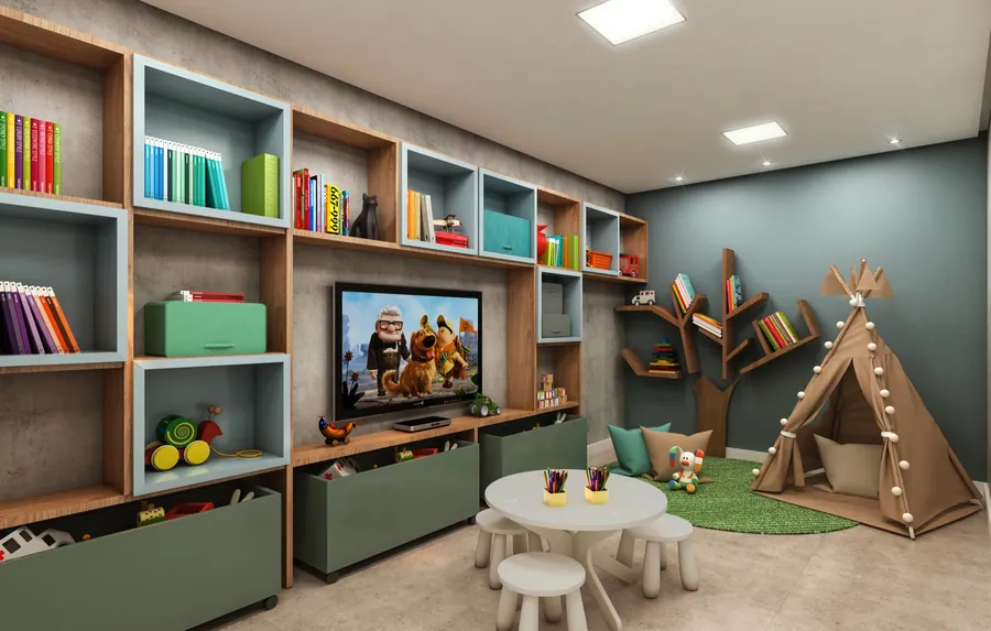 Brinquedoteca com estantes de livros e área de brincar